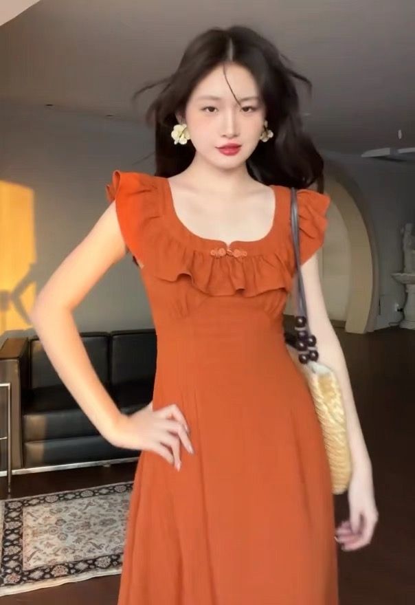 连衣裙碎花-碎花连衣裙：夏日的温柔象征，承载美好回忆与情感表达