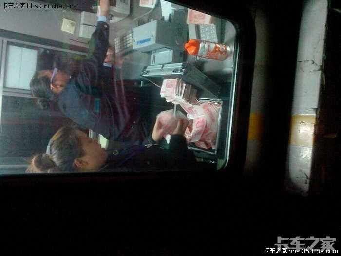 运货大卡车：公路上的巨人，生活中不可或缺的一部分
