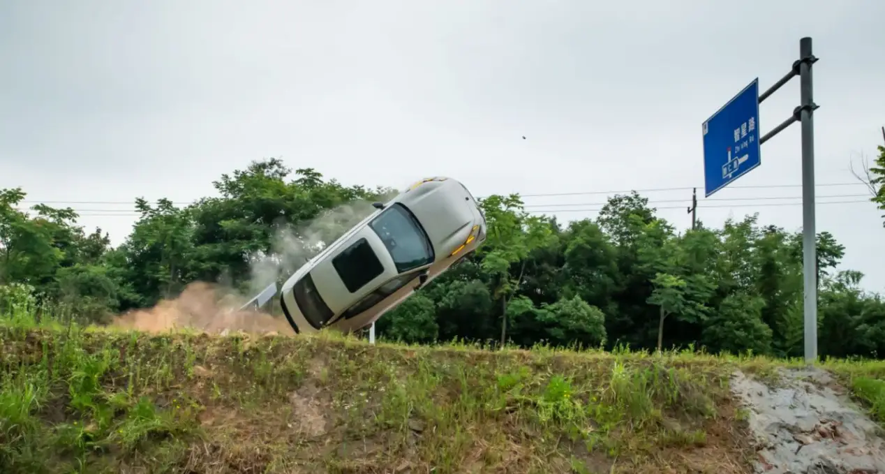 山地车和公路车爬坡-山地车与公路车的爬坡较量：体力与意志的双重考验