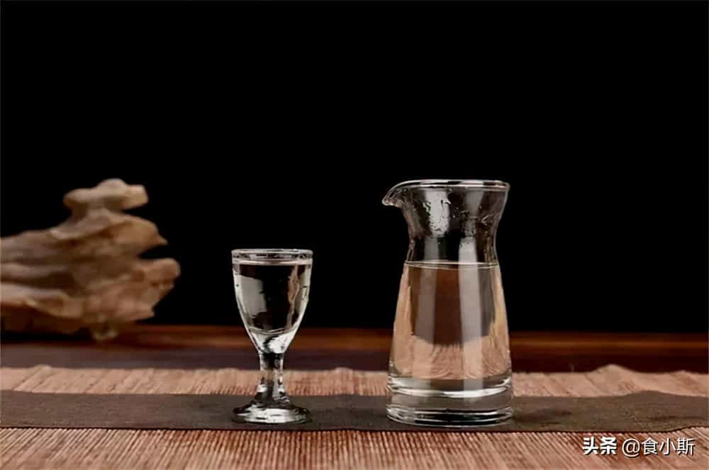 酒杯成白酒的图片-酒杯盛满白酒的照片，勾起了多少难忘的回忆
