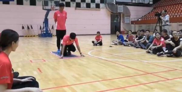 手抬腿游戏,锻炼身体与亲子互动的双重乐趣